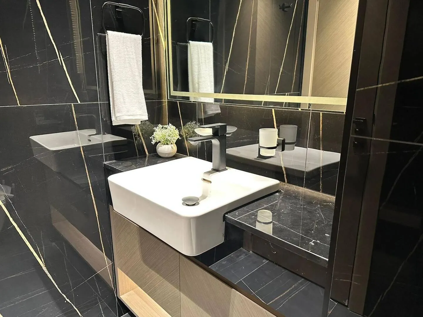 Fully Furnished 1 Bedroom Apartment With Balcony Dubai