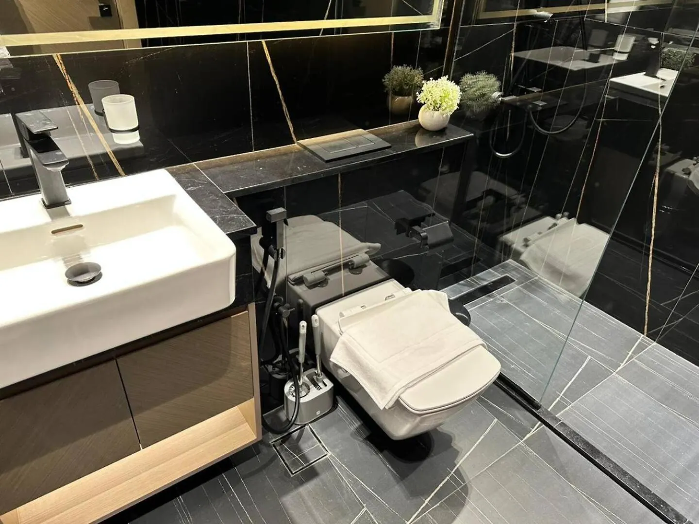 Fully Furnished 1 Bedroom Apartment With Balcony Dubai